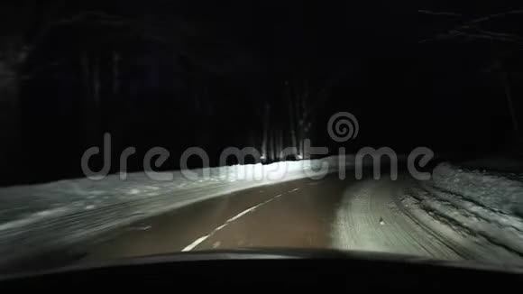 晚上在雪地里开车视频的预览图