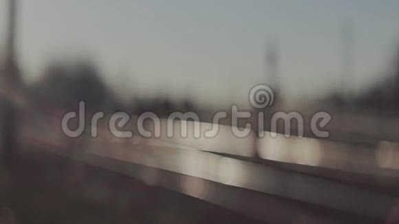 火车站的铁路视图分散注意力重点视频的预览图