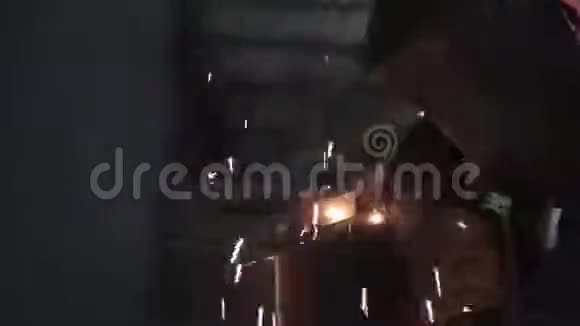焊工工业汽车零件在工厂剪辑戴面具焊接金属零件的人视频的预览图