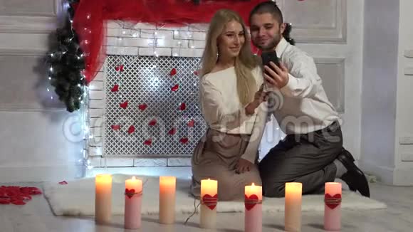 浪漫的镜头吸引年轻夫妇在手机上自拍视频的预览图