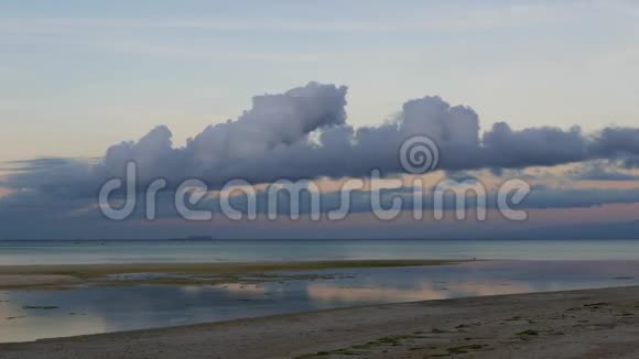 白沙滩上的云彩01时光流逝视频的预览图