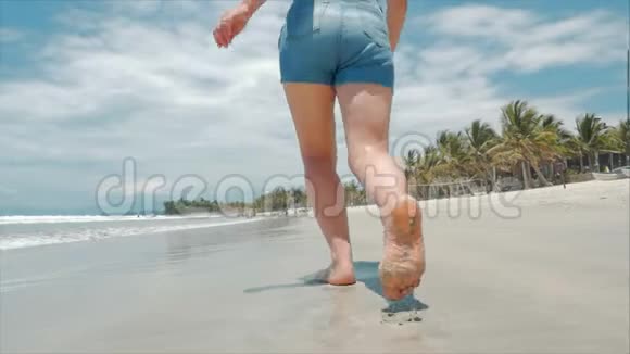 黑色眼镜白色衬衫和蓝色短裤的欧洲美丽的布鲁内特沿着炎热的夏季太阳走着视频的预览图