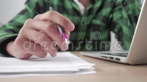 一个疲惫的商人在等着什么用钢笔做紧张的动作工作压力视频的预览图