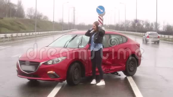 一个女人在雨中的道路上发生了事故她受伤了害怕了视频的预览图