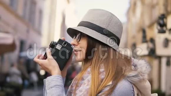 旅游女孩在散步时拍照视频的预览图