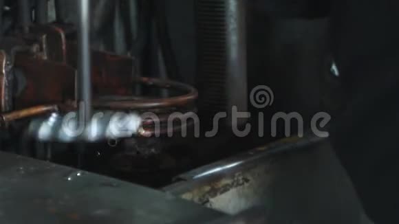 用于机械工程的金属零件的硬化和热处理金属零件的特写热处理视频的预览图