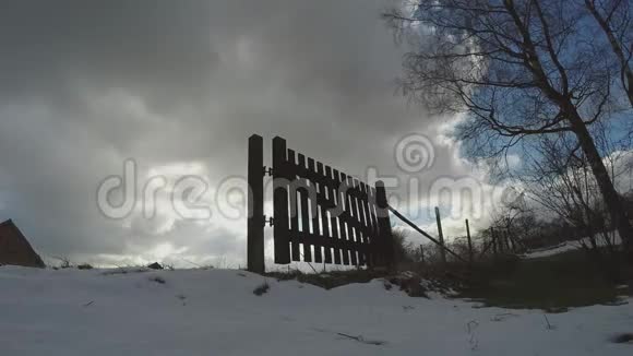 雪冬的木制栅栏门视频的预览图