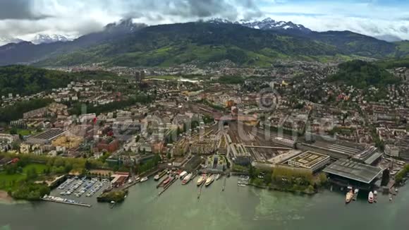 从瑞士卢塞恩湖鸟瞰卢塞恩市视频的预览图