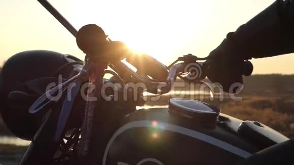 日落时摩托车手视频的预览图