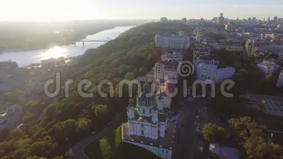 圣安德鲁基辅教会乌克兰从一个高度的城市景观视频的预览图