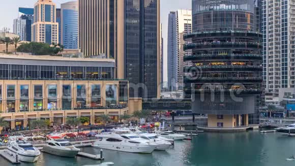 迪拜码头的空中蔬菜有购物中心餐馆塔楼和游艇日夜兼程联合阿拉伯视频的预览图