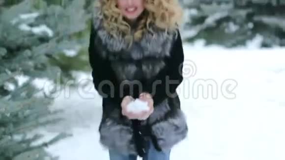 女孩扔雪很高兴视频的预览图