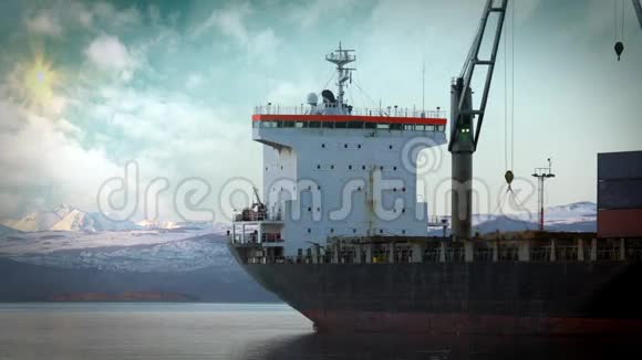 货船停泊在南方视频的预览图