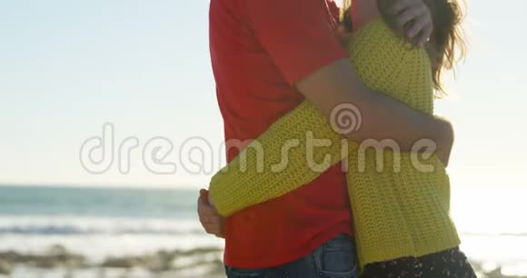 阳光明媚的日子里亲吻拥抱的年轻情侣4k视频的预览图