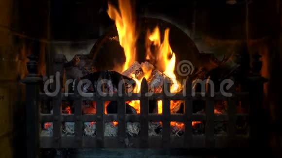 传统壁炉中燃烧的原木视频剪辑视频的预览图