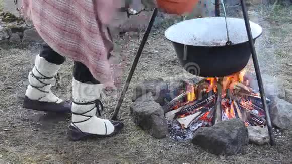 篝火在大锅做饭视频的预览图