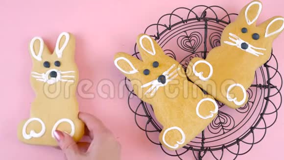 复活节快乐复活节兔子饼干和糖果放在木桌上视频的预览图
