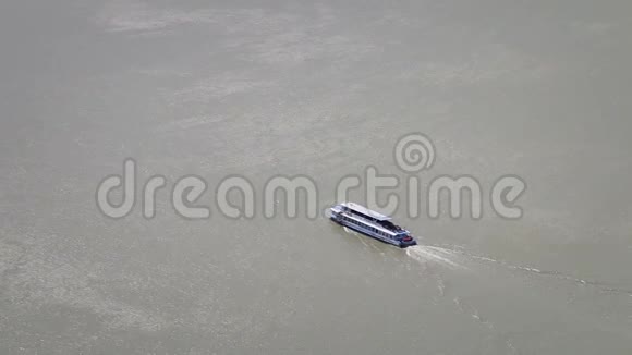 中型船在远处的河边航行视频的预览图