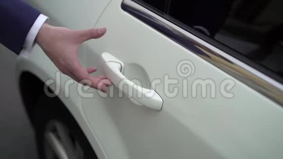 男人打开白色汽车的门视频的预览图