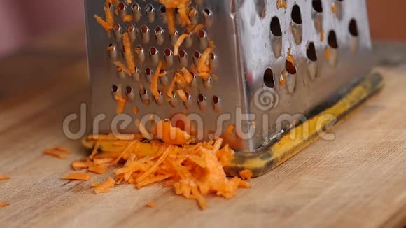 把胡萝卜擦在金属研磨器上在家做饭视频的预览图