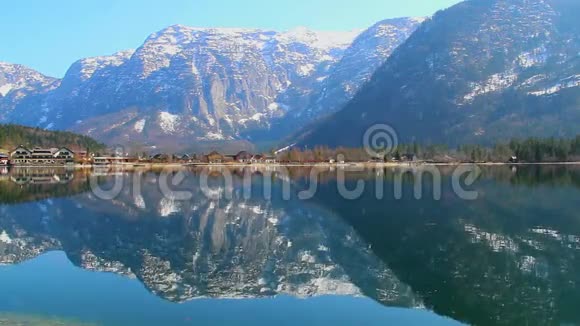 神奇的自然水中的高山倒影风景如画的村庄视频的预览图