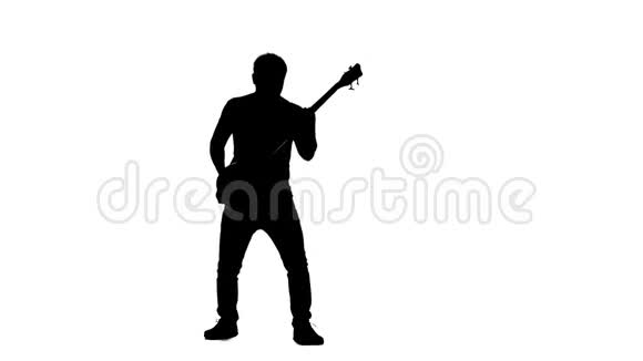 吉他手边跪边演奏乐器剪影慢动作视频的预览图