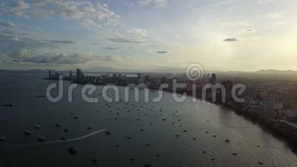 4帕塔亚市和大海的鸟瞰图早晨日出视频的预览图