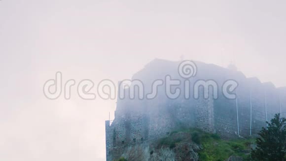 山顶上的老东正教修道院矗立在山上的薄雾石楼视频的预览图