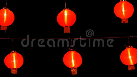 4K中国纸灯笼在晚上装饰为中国新年庆祝视频的预览图