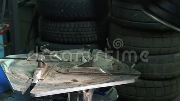 修理轮胎汽车维修工人机械车间视频的预览图