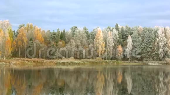 秋霜中池塘全景布格罗沃村普金斯基山俄罗斯视频的预览图
