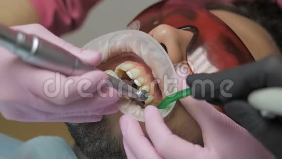 在诊所为一名专业的牙科抛光师提供贴身服务视频的预览图