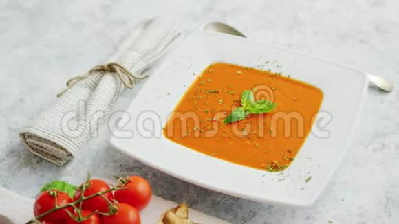 番茄汤配脆面包视频的预览图