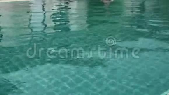 苗条漂亮的女人走进酒店游泳池尽情享受暑假概念视频的预览图