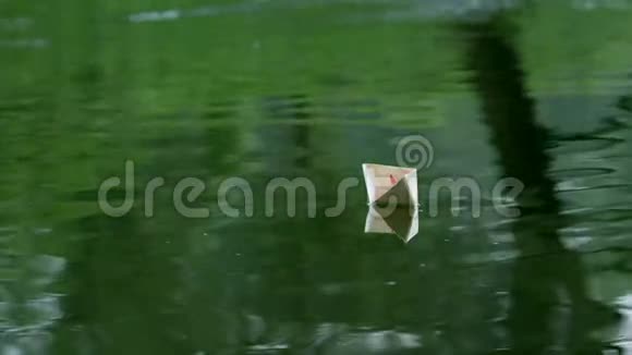 一艘纸船漂浮着视频的预览图