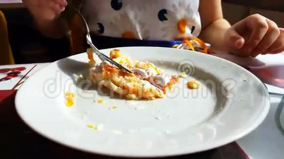 儿童手和盘子里的食物视频的预览图