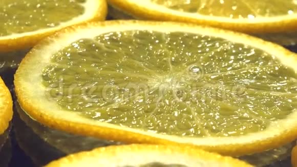 橙色薄片小叶位于黑暗的背景多汁美味的柑橘甜果汁视频的预览图