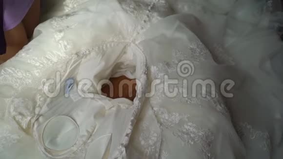 新娘穿上白色婚纱视频的预览图