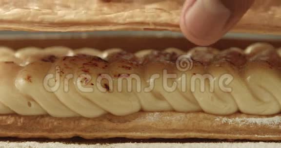 混合赛跑的人他的手把膨松的面包片放在奶油上推它挤视频的预览图