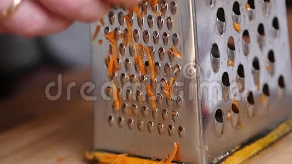 把胡萝卜擦在金属研磨器上在家做饭视频的预览图