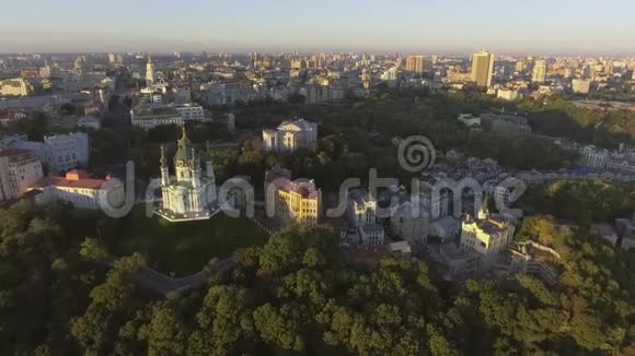 圣安德鲁基辅教会乌克兰从一个高度的城市景观视频的预览图