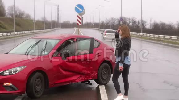 一个女人在雨中的道路上发生了事故她受伤了害怕了视频的预览图