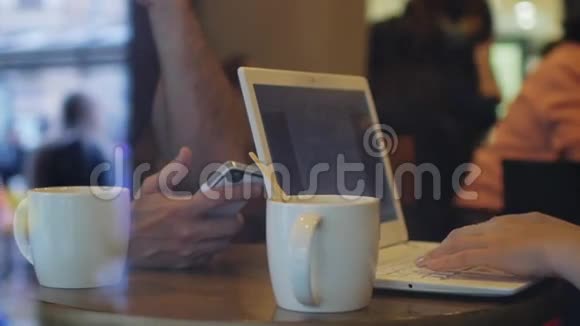 咖啡桌上的小玩意和杯子视频的预览图