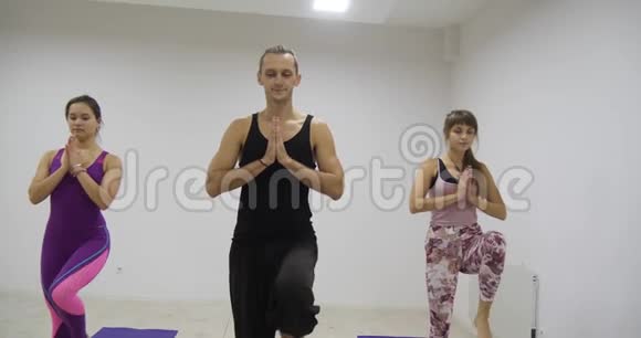 瑜伽课团体锻炼健康生活方式健身工作室瑜伽战士姿势视频的预览图