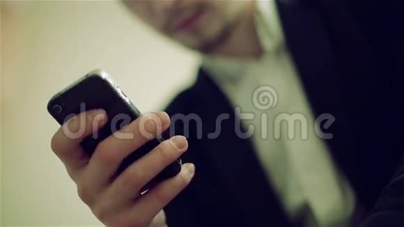 男人的手在手机上打字视频的预览图