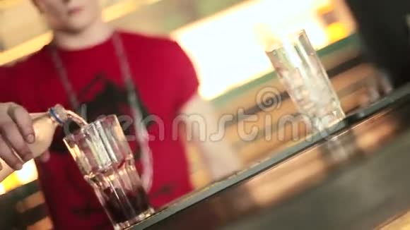 酒保把闪闪发光的水倒进杯子里视频的预览图