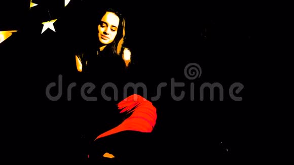 黄色剪影的女孩穿着红色裙子坐在地板上特殊颜色校正视频的预览图