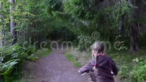 母女俩在森林里骑自行车视频的预览图