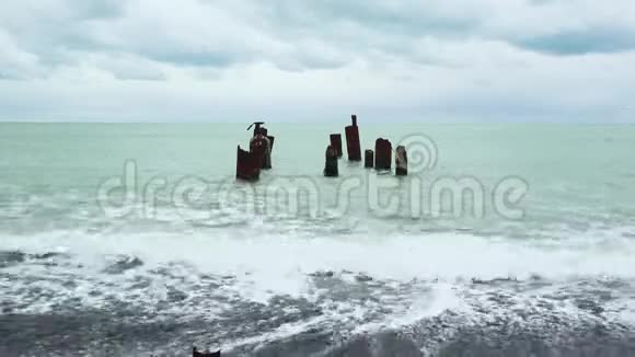 岸上的冲浪和水中的老码头视频的预览图
