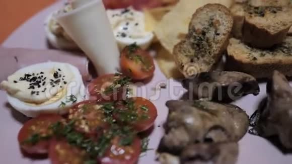 西班牙厨师用约克火腿旋转餐盘薯片黑盐鸡蛋香肠果酱视频的预览图